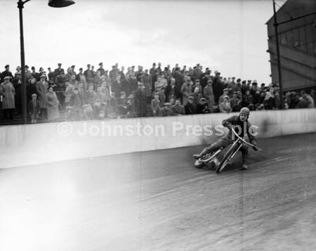 20871672-Speedway rider Bob Mark takes a corner at Meadowbank during  Edinburgh Monarch s pre-seaon trials in