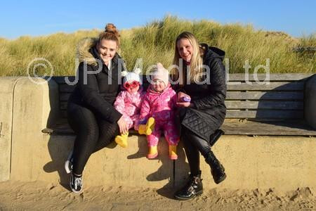 39332100-Laura Ayre with daughter Alba and Alison Scott and daughter Abbie 18mths at South Shields on