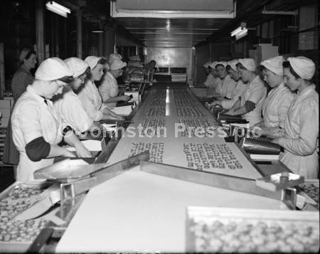20880328Packing chocolates at Duncans confectionary factory in