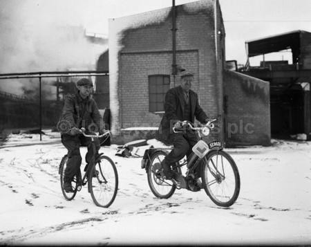 19987088Broxburn Roman Camp Shale Oil works Workmen leaving one on a