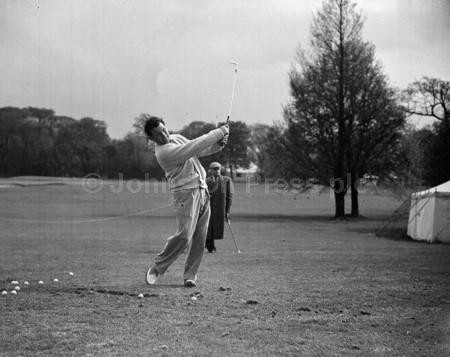 19987602-Dai Rees - Golfer practises at Barnton for the 4000 Penfold ...