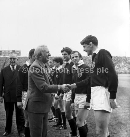 20234047-Prime minister Edward heath steps forward to meet the