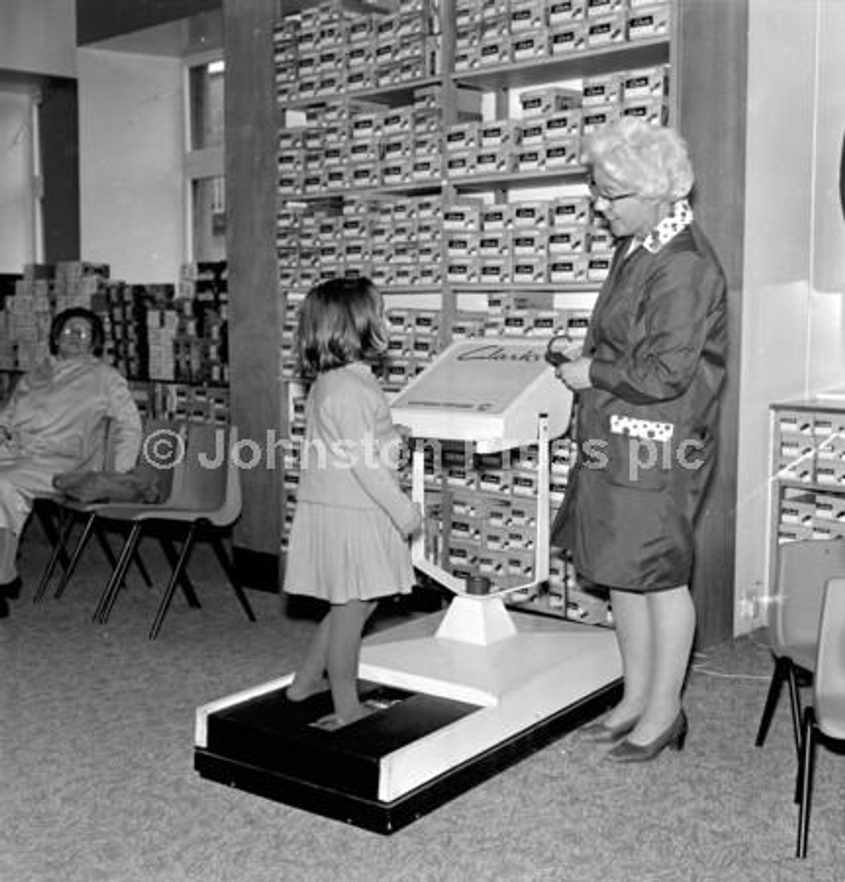 20235779-Little girl has her shoe checked on a Clarks fitting machine at Starks shoe shop in South Bridge Edinburgh, May 1971. - National World | Newsprints