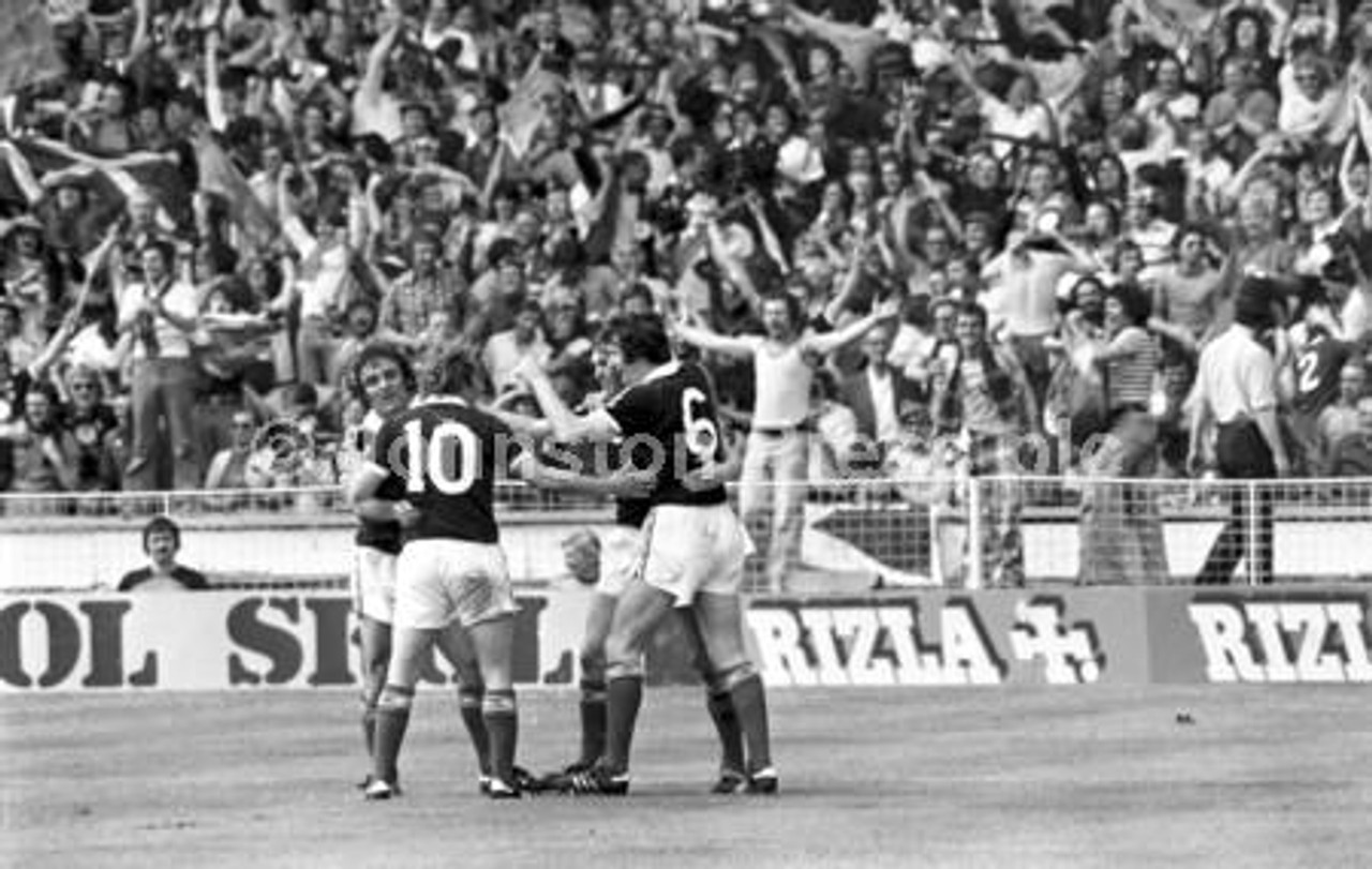 20243125-England v Scotland at Wembley on 4 June 1977 - Lou Macari left  looks ready to cry as he celebrates Scotland s 2-1 win with his teammates.