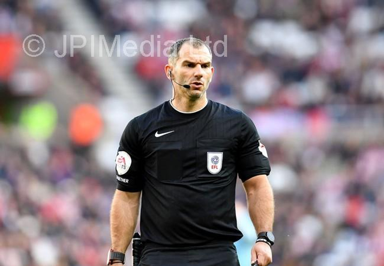 udslæt smart garn 39595568-Referee Tim Robinson. SAFC 2-4 Burnley FC EFL Championship Stadium  of Light 22-10-22. Picture by FRANK REID - National World | Newsprints