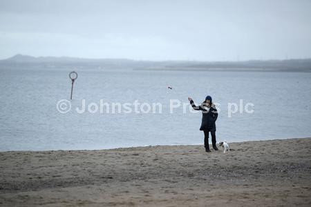 31941273Weather Portobello Beach. National World Newsprints