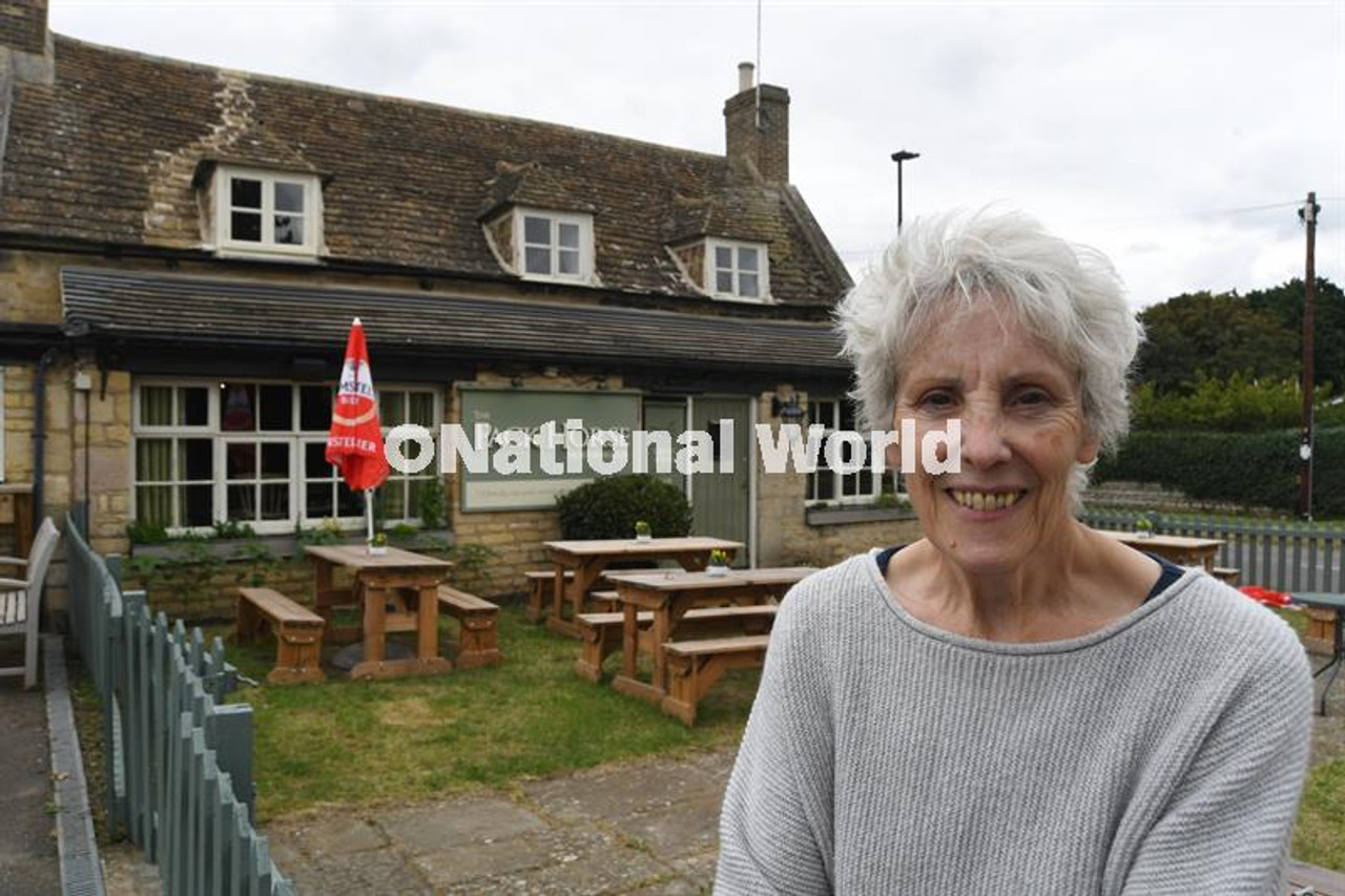 39850630-Lesley Newitt, licensee at the Pack Horse at Northborough