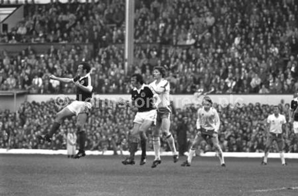 20242291-Scotland v England in the British International Championship at  Hampden Park in May 1976. Danny McGrain and Joe Jordan in control.