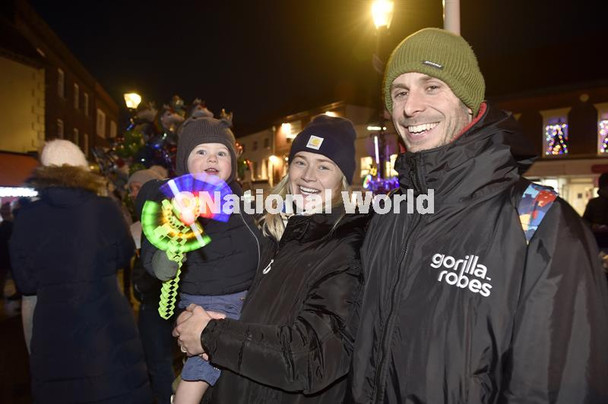39901200-Emsworth Christmas lights were switched on in St Peter's ...