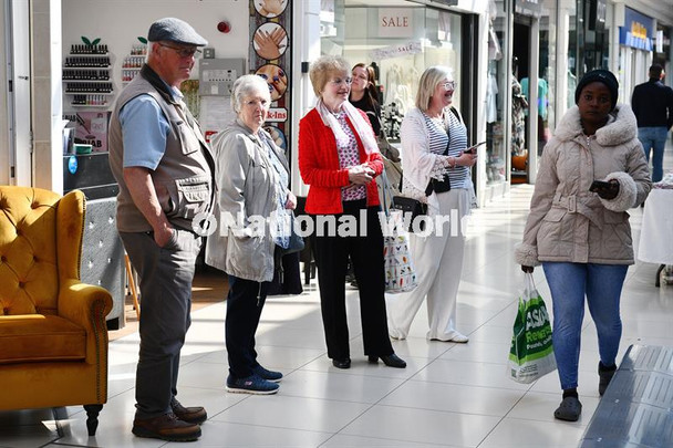 40262811-12-04-2025. Picture Michael Gillen. FALKIRK. Howgate Shopping ...