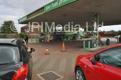 39144216-Petrol queues at Applegreen at Stanground waiting for the ...