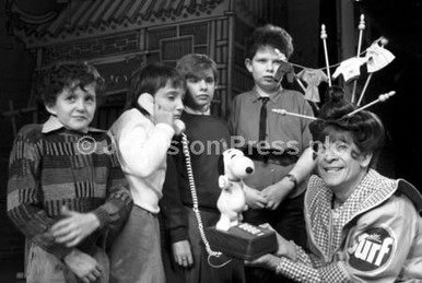 20380163-Scottish entertainer Stanley Baxter playing Widow Twankey in ...