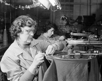 20006583-Munrospun Ltd Knitwear factory Women at work on a machine  which links the sleeves to the body of the garment