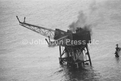22655938-The world s worst oil rig disaster - 167 people were killed ...