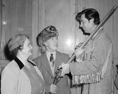 19987523-Fess Parker Davy Crockett Meets a real Davy Crockett