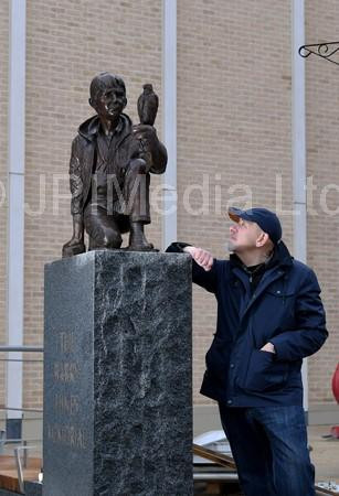 39224175-The Barry Hines Kes Statue is put in place at Cheapside ...