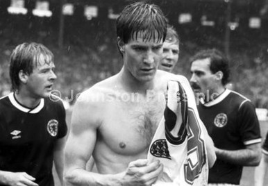 20379275-Scotland v England May 1985 - Scotland s goal scorer Richard ...