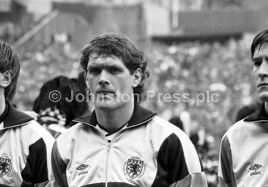 20379279-Scotland v England May 1985 - Scotland footballer Roy Aitken ...