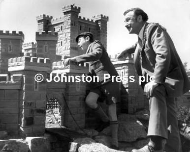 21156497-Dimunitive comic Jimmy Clitheroe helped Mayor Edmund Wynne ...