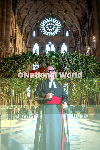 Tim Goode 40072344-Canon Tim Goode with the Christmas wreath, which measures 4 ...