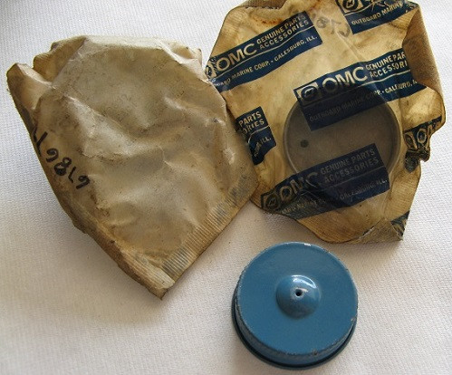 678699 Blue Metal FUEL CAP.
678699 supersedes to 681446
This in new old stock OEM Lawn Boy Part Number 678699.