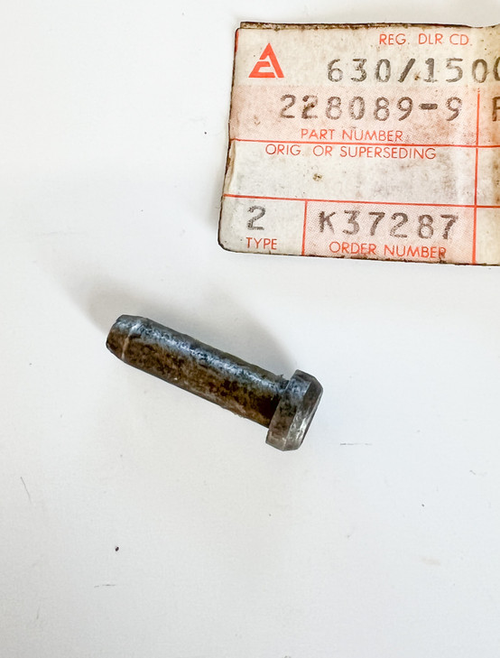 70228089 AGCO Allis-Chalmers relief valve PLUNGER