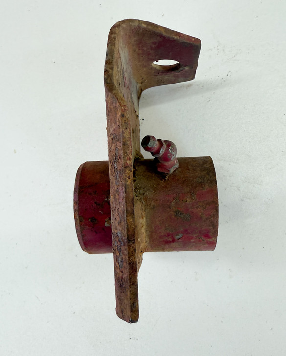 H938, 00938 New Holland BRACKET and BUSHING