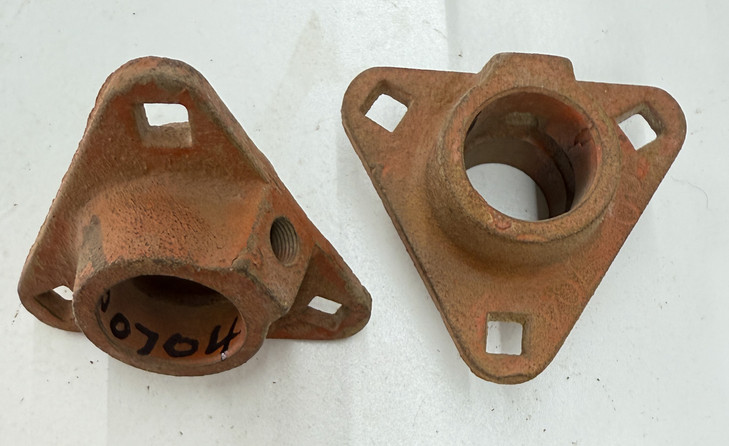 70500704 Housing Cast Metal with 3 outer holes