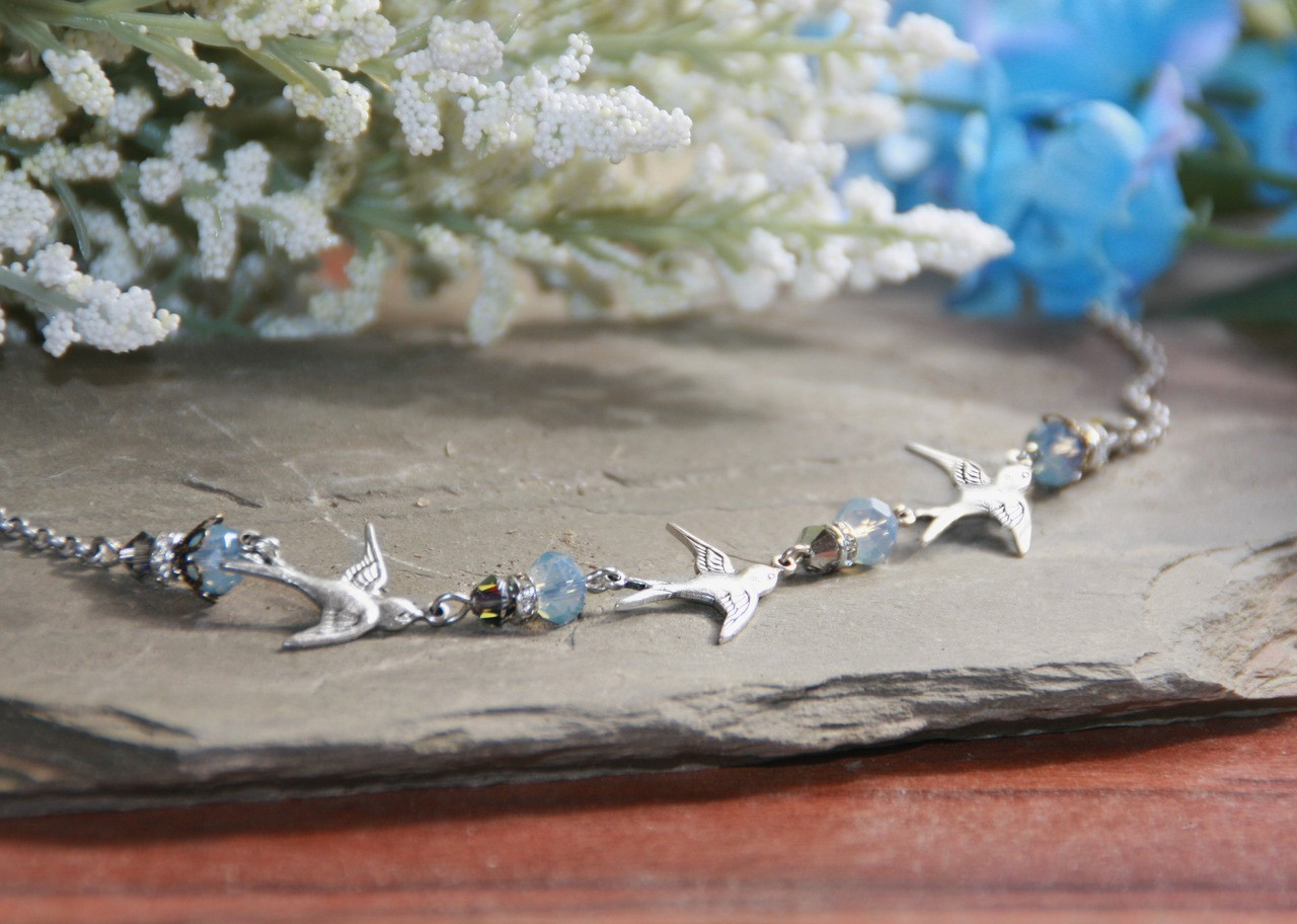 IS-302  Birds in Flight Stunning Necklace
