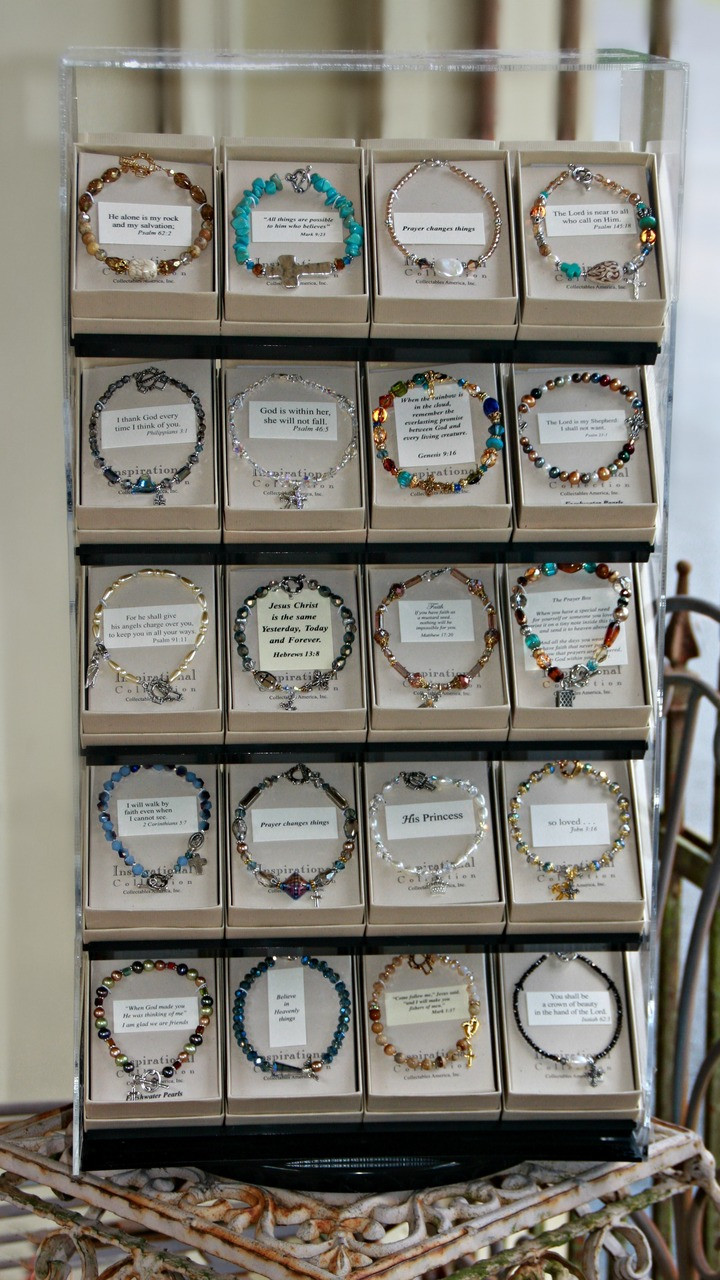 INUNIT  Retail 1316.00  Display of 40 Boxed Top Selling Inspirational Items that can jumpstart our Collection for your Store! No thinking Required! (Whole: 658.00)