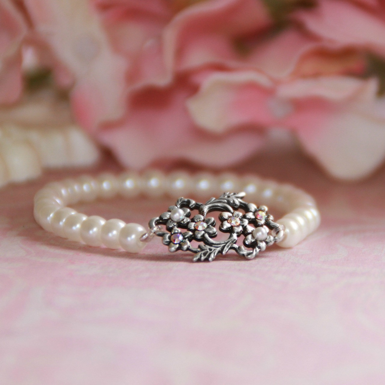 CJ-172  Filagree Vintage Style 5" Glass Pearls Stretchy Bracelet 