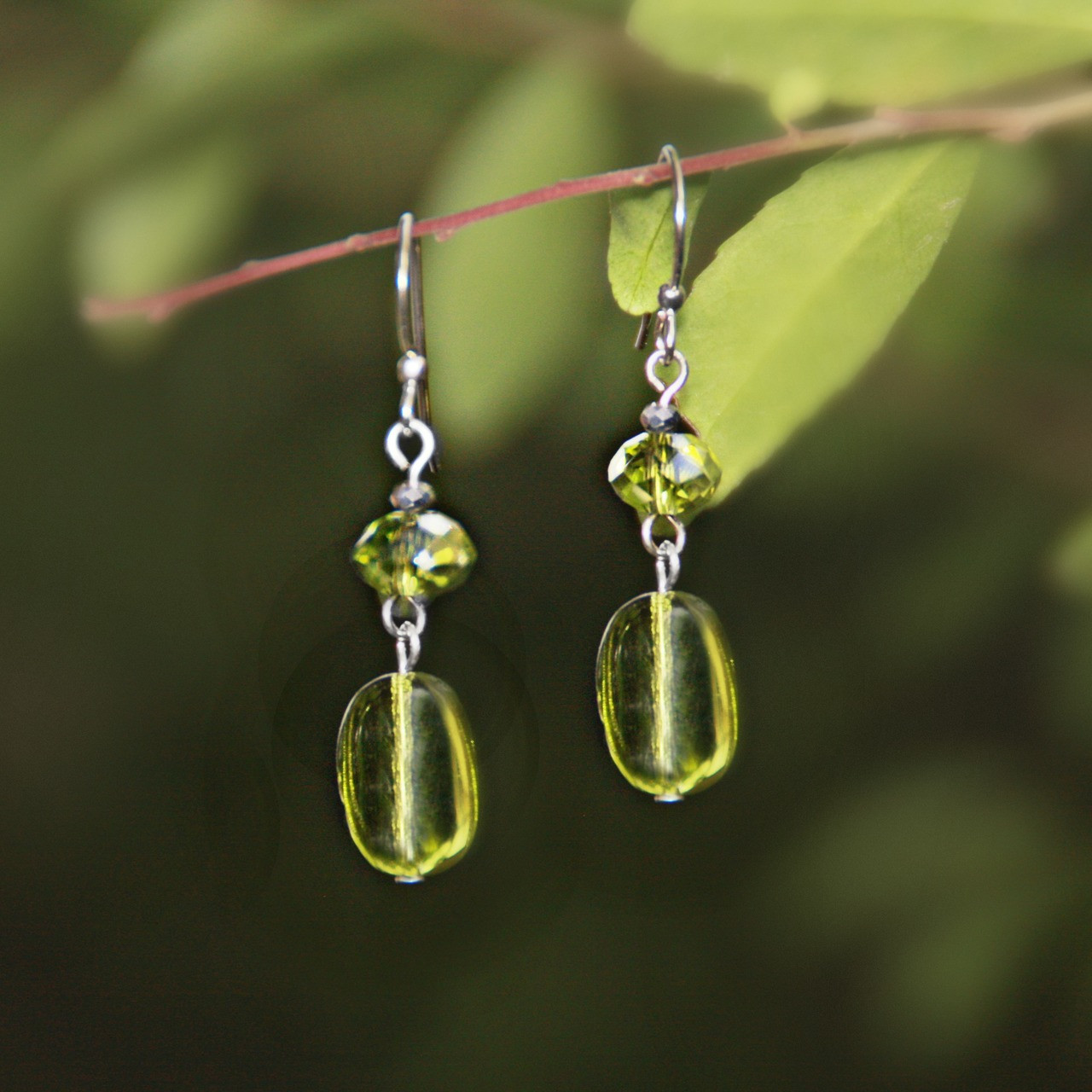 IS-799E  In Style Green Glass drop Earrings