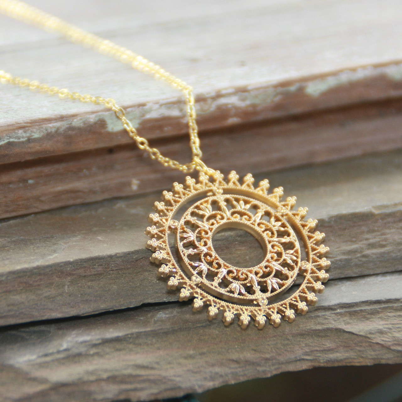 IS-794  Wow Gorgeous Medallion Simple but Elegant Classic Necklace