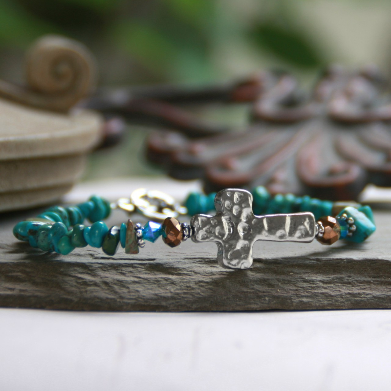 IN-113 Hammered Design Turquois chip Bracelet