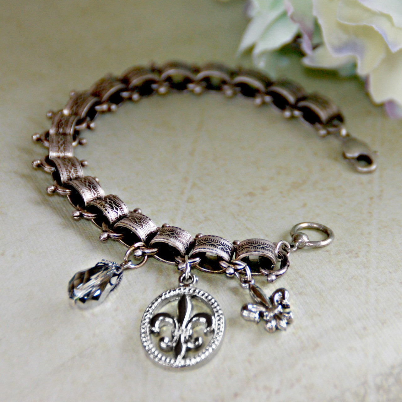 IS-693  Vintage Style Charm Bracelet with Classic Fleur de Lis
