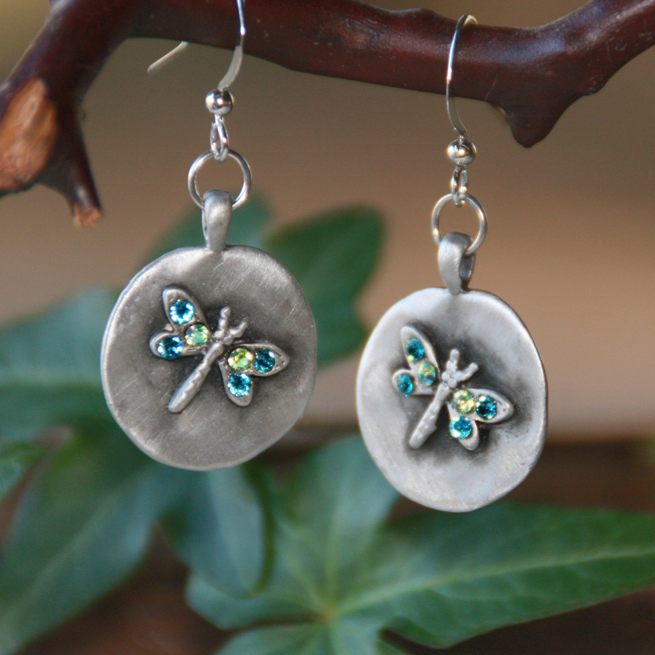 IS-130  Dragonfly Earrings Oh so Adorable!