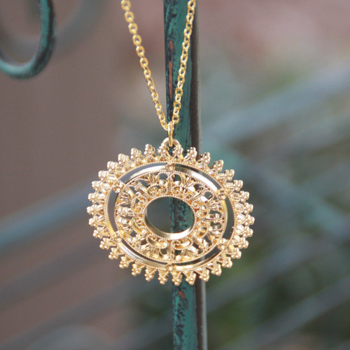 IS-794  Wow Gorgeous Medallion Simple but Elegant Classic Necklace