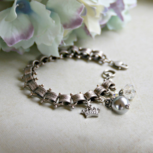 IS-688  Vintage chain Charm Bracelet with Crown, Pearls, Crystal