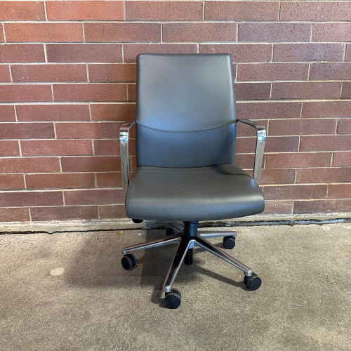 Pre-Owned Keilhauer Vanilla Leather Executive Chair