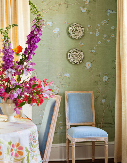 Fenimore, printed mural wallpaper by Ariel Okin for Paul Montgomery. Spring chinoiserie in room.