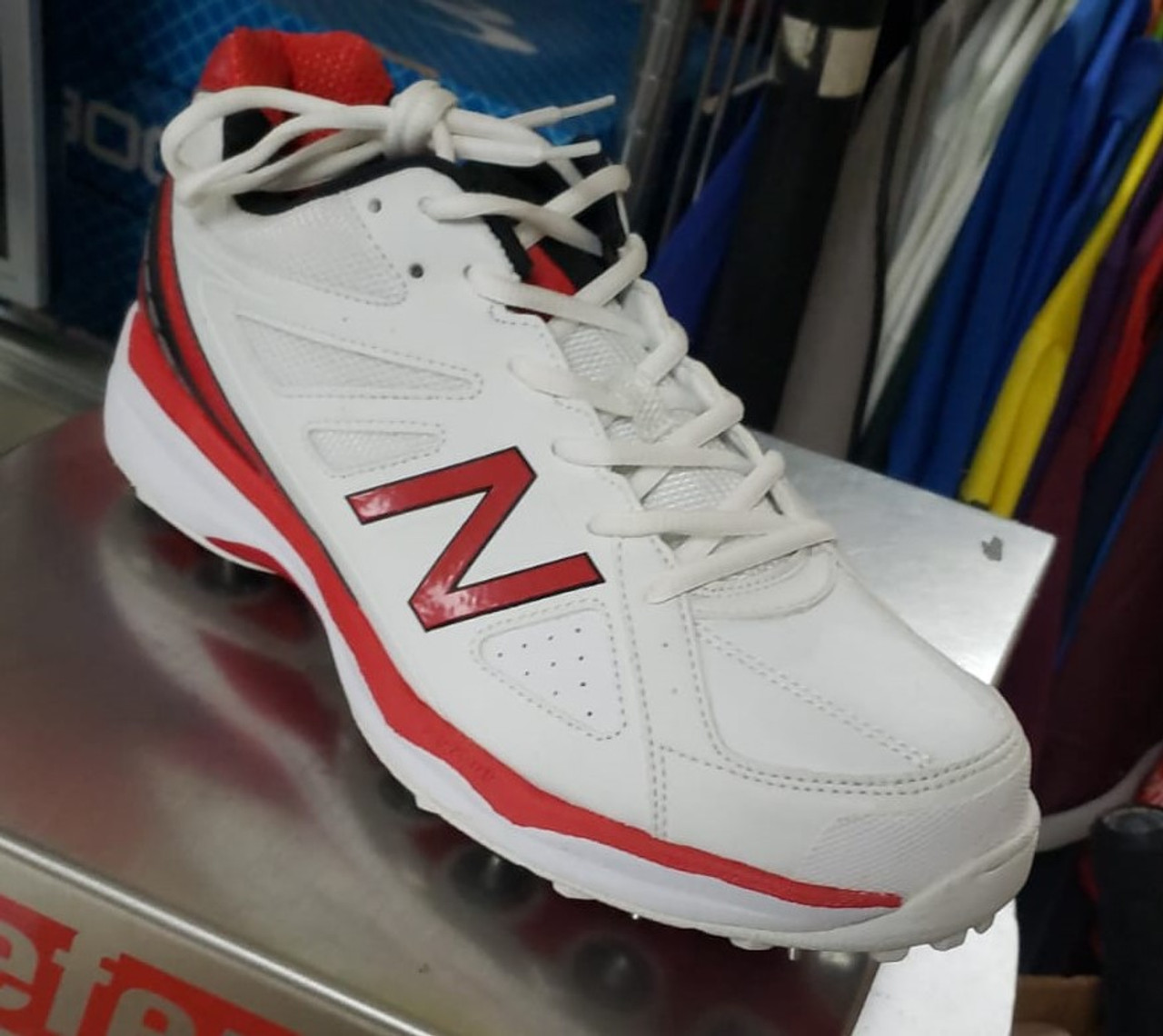 nb cricket spike shoes