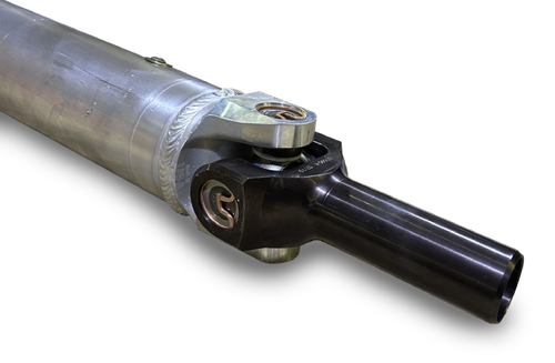 Upgrade your 2003–2004 Mustang SVT Cobra with a DSS 950HP 1-piece aluminum driveshaft for T56 Magnum transmissions. Precision balanced, 1350-series flange, and built for drag racing, roll racing, and high-boost Terminator builds.