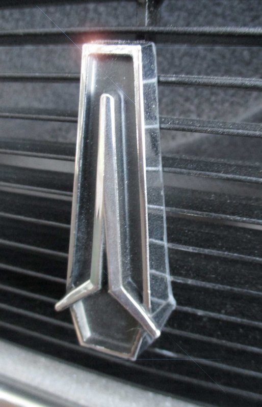 1970 1971 Valiant Duster Grille Medallion