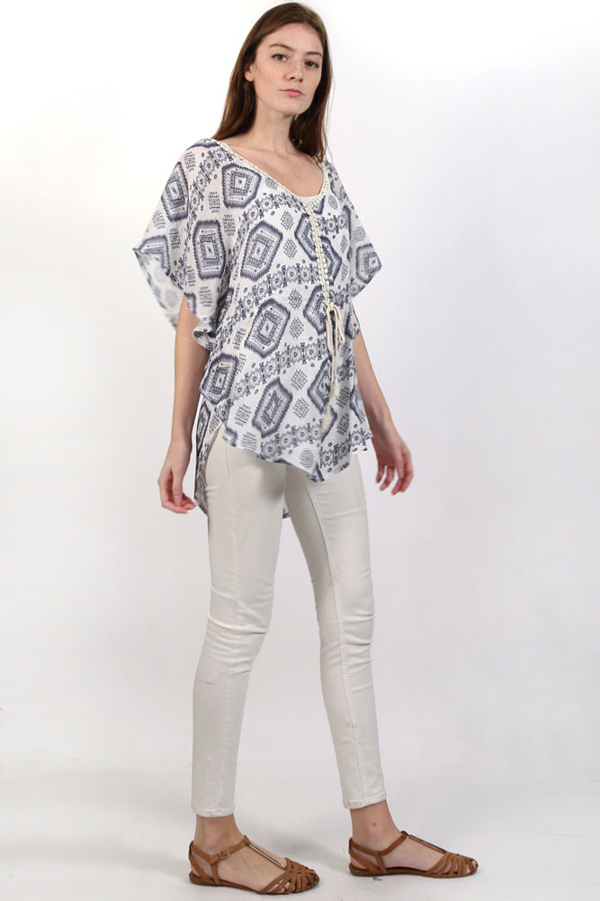 Women's Geometric Print Lightweight Wrap — clothing piece photo 4