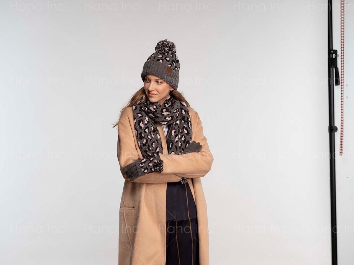 Women's Leopard Print Knit Touchscreen Gloves — gloves photo 4