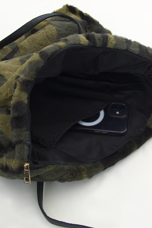 Women's Camo Zipper Tote Bag — tote bag photo 3