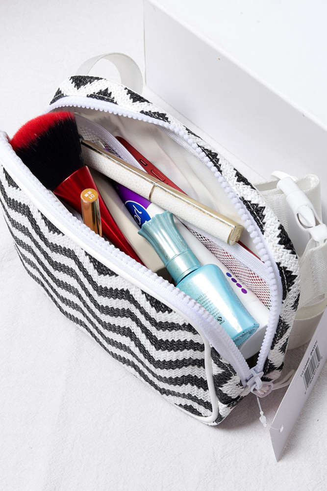 Women's Chevron Pattern Straw Sling Bag — sling bag photo 5