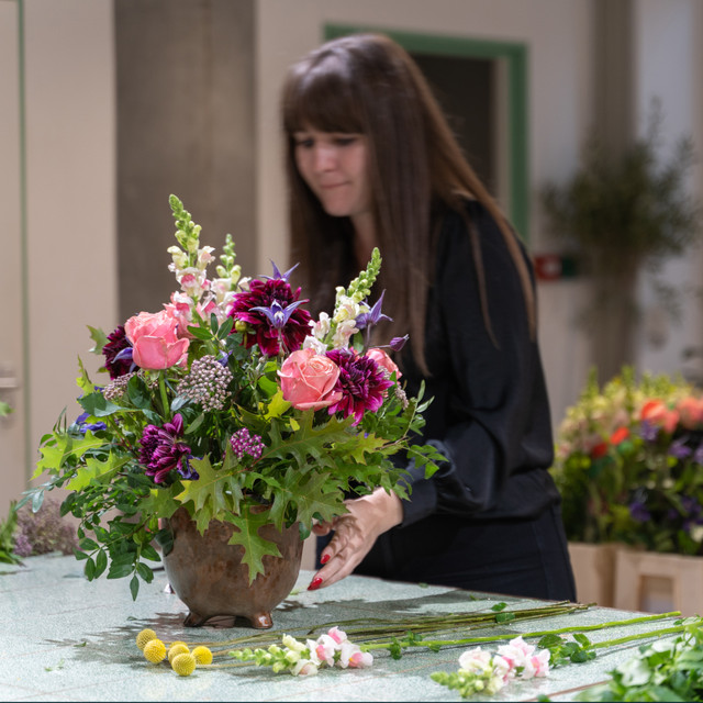 learn to make floral centerpieces with expert florists