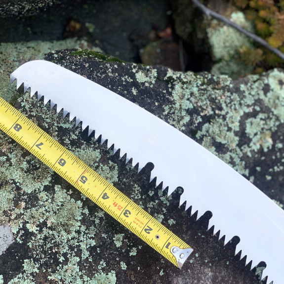 Close up of 22 In Pruning saw teeth