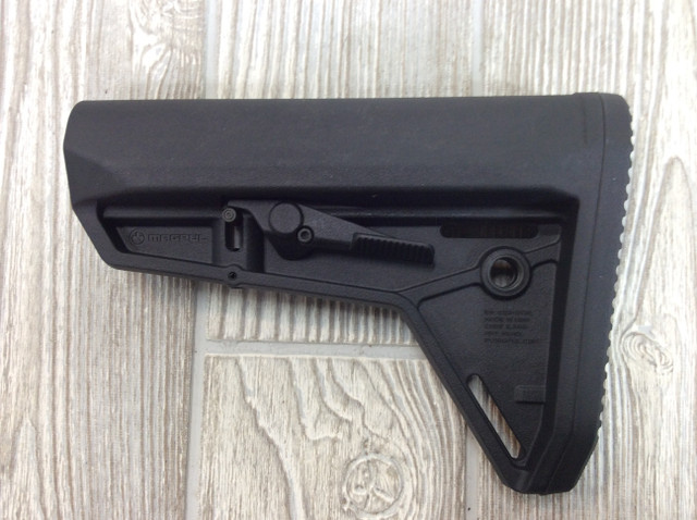 Magpul SL is a slim stock that fits AR15/M4 Mil-Spec buffer tubes. Designed for the modern battlefield, the sleek profile, dual-side release latches, rolled toe, and angled rubber buttpad are optimized for use with body armor or modular gear providing efficient shoulder transitions.